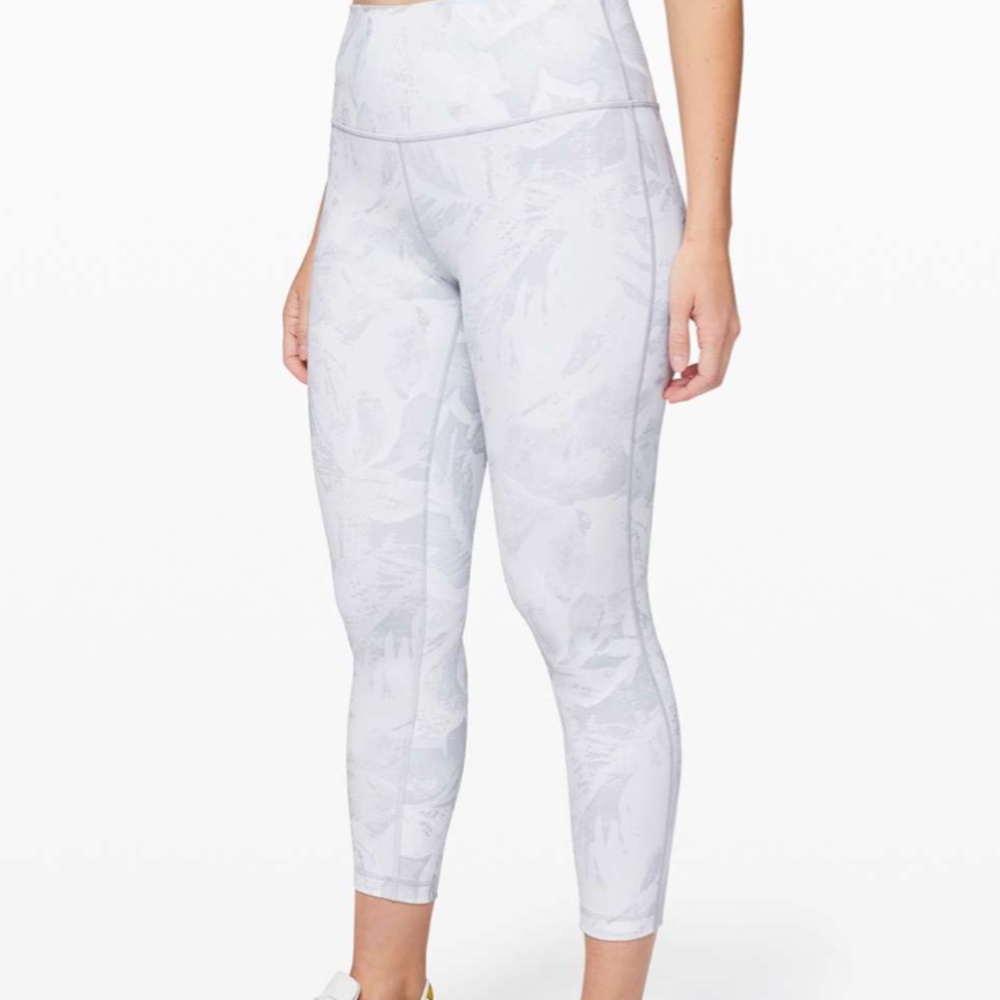Lululemon Wunder Under High-Ride Tight 25" in Tropical Shadow Size 4